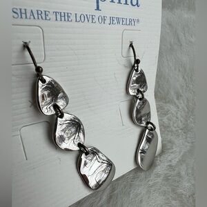 Lia Sophia Silver drop earrings NEW! 🏷️